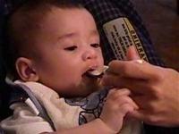 Từ tháng thứ 4, trẻ thích các thức ăn đặc