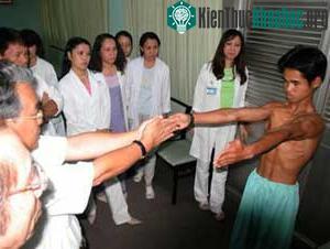 TS.BS Trương Văn Việt (phải) đang cùng các BS BV Chợ Rẫy hội chẩn
