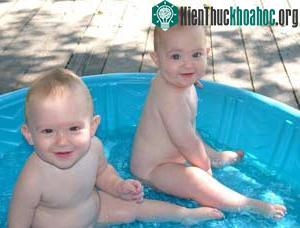 Nên cho trẻ tắm ở nơi kín gió và không dùng nước lạnh