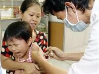 Chích ngừa phòng bệnh viêm màng não do não mô cầu cho trẻ em tại Trạm y tế phường Bình Chiểu, quận Thủ Đức, TP.HCM (ảnh chụp chiều 12-3-2006)