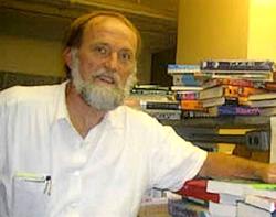 Glen Lawrence-một trong những nhà hóa học đã từng thử nghiệm benzen cho FDA đầu thập niên 1990.