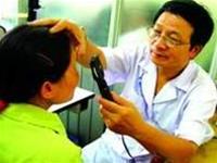 Khám mắt để điều trị thuốc thích hợp