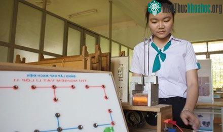 Nguyễn Việt Trinh bên mô hình phanh điện từ.