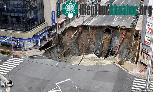 Hố tử thần nuốt chửng một đoạn đường 5 làn tại thành phố Fukuoka, Nhật Bản. (Ảnh: AP).