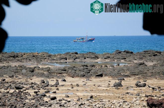 Dấu tích miệng núi lửa cổ có niên đại hàng triệu năm ở vùng gần bờ biển Quảng Ngãi. (Ảnh: Minh Hoàng).