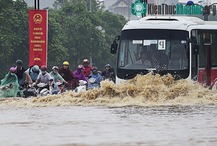 Mưa lớn có khả năng gây ngập ở Hà Nội. (Ảnh: Lê Hiếu).