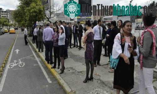 Người dân đổ ra đường phố Quito sau động đất ngày 18/5. (Ảnh: THX/TTXVN).