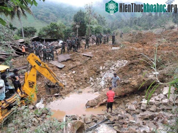 Lực lượng cứu hộ đang tìm kiếm cứu nạn. (Ảnh minh họa: Reuters).