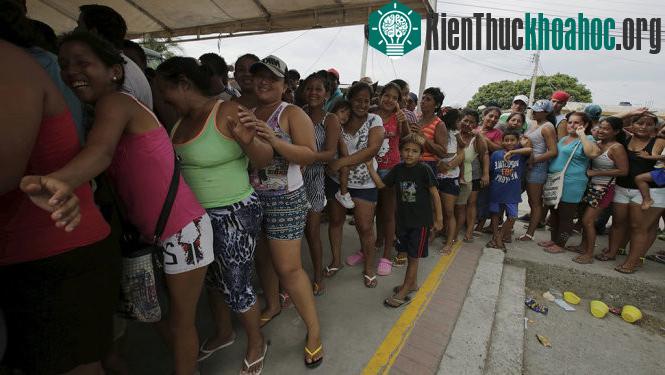 Người dân Ecuador xếp hàng nhận thực phẩm cứu trợ - (Ảnh: Reuters).
