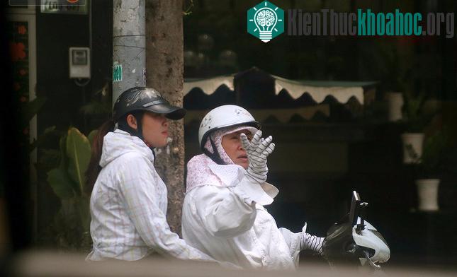 Người Sài Gòn quay cuồng trong cái nắng nóng gần 40 độ C.