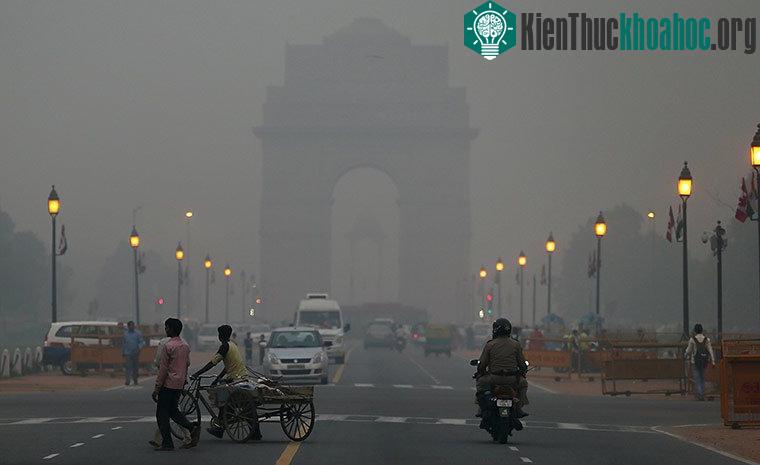 Tỉ lệ thành phần bụi mịn ở thủ đô New Delhi cao gấp 10 lần mức báo động do Tổ chức Y tế thế giới khuyến cáo.