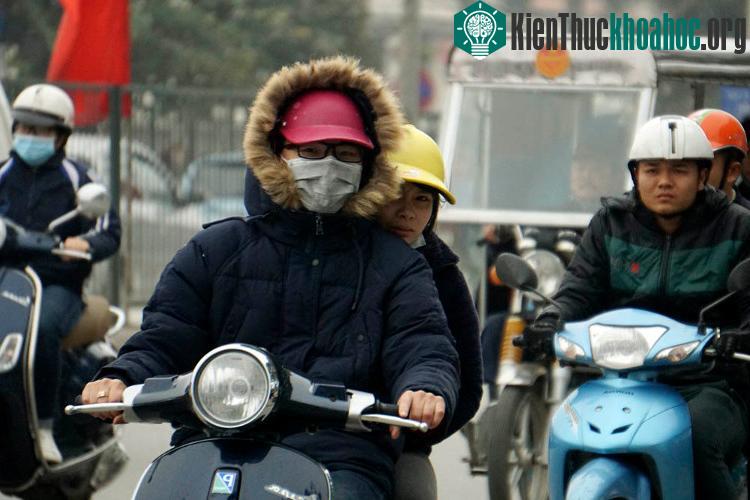 Không khí lạnh tăng cường khiến nền nhiệt Hà Nội giảm mạnh, trời rét đậm.
