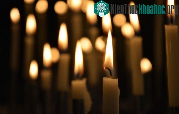 Muội từ nến cháy sản sinh ra năng lượng tương đương với ắc quy lithium ion trong ô tô điện.