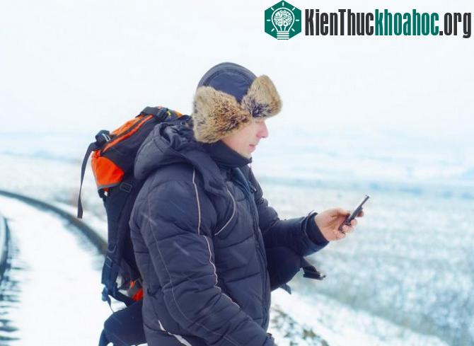 Đừng lấy điện thoại ra dùng trong trời lạnh hoặc hạn chế sử dụng trong trời lạnh.