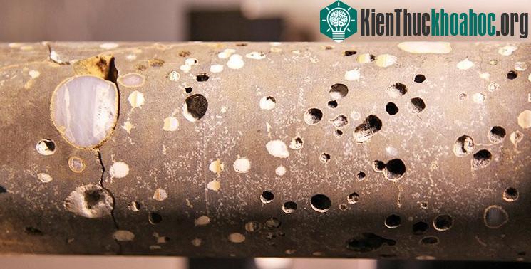 Những khoáng chất bị tan rã sẽ phản ứng và CO2để tạo nên một vật chất mang tên ankerit, một chất gần giống với đá vôi và có thể dính kết được với bazan.