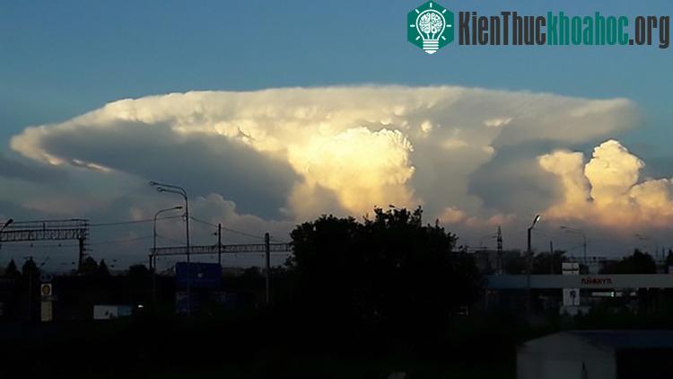 Hiện tượng này được người dân gọi là "Bầu trời Chernobyl".