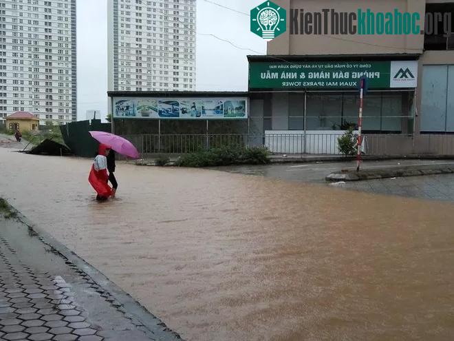 Nhiều nơi ở Hà Nội đã ngập nặng