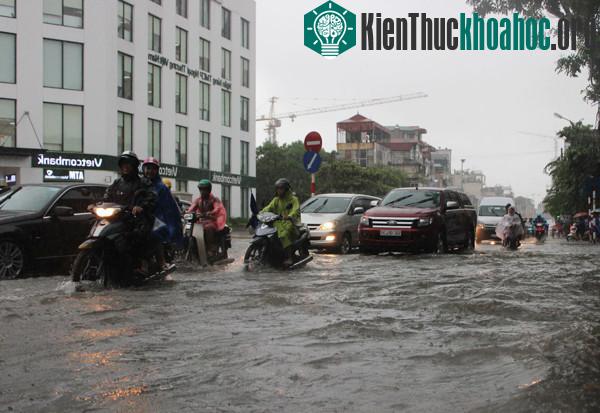 Nước ngập tại khu vực Times City. (Ảnh: Trần Huấn).