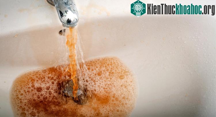 Nước máy chảy ra từ vòi ở Flint có màu nâu do nhiễm độc chì. (Ảnh: Bogonews).