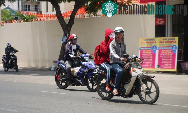 Cả nam và nữ khi ra đường đều phải trùm kín mít để tránh tác hại của ánh nắng.
