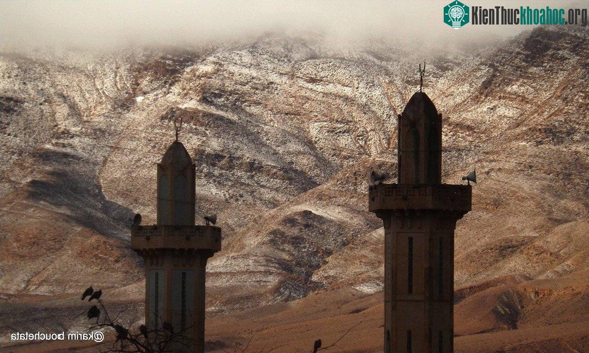 Ain Sefra nằm ở hướng tây bắc của Algeria, cách Địa Trung Hải khoảng 350km về phía nam và nằm ở hướng bắc sa mạc Sahara.