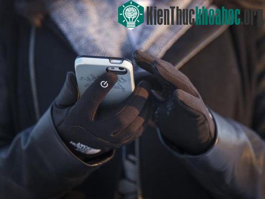 Hãy sử dụng găng tay ấm khi dùng smartphone trong trời lạnh.