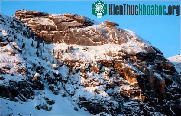 Khối đá thăng bằng bên vực sâu 1.000m. (Ảnh: Irina Yakunina).