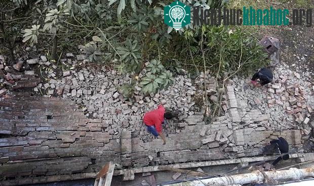 Người dân thoát khỏi căn nhà đổ nát sau trận động đất - (Ảnh: AFP).