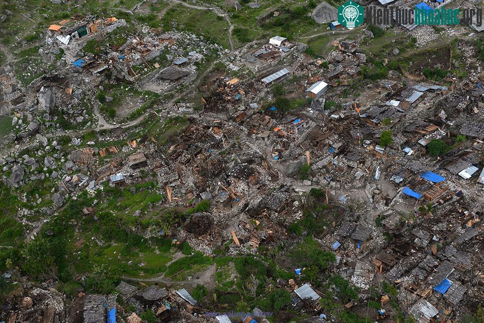 Làng Kerauja, huyện Gorkha, Nepal bị san phẳng hoàn toàn sau động đất. (Ảnh: AFP)
