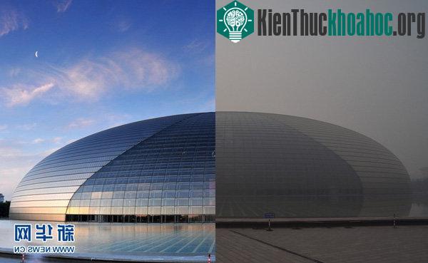 Nhà hát Quốc gia gần như biến mất trong màn khói bụi.