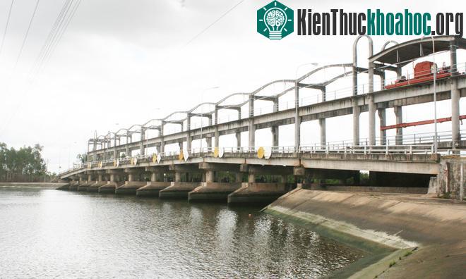 Hệ thống thủy lợi ở ĐBSCL chưa hoàn chỉnh lại đang quá tải trước cơn thiên tai lịch sử này.