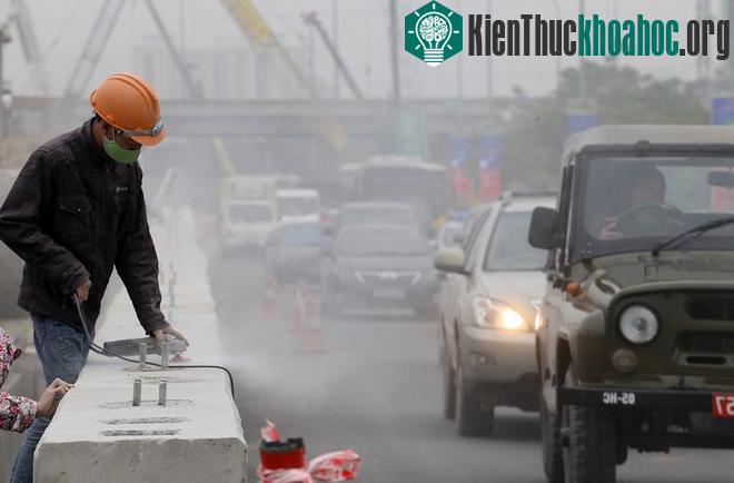 Phía tường bao của hầm chui, một số công nhân đang dùng máy để mài cho bề mặt bê tông bằng phẳng và lắp lan can.