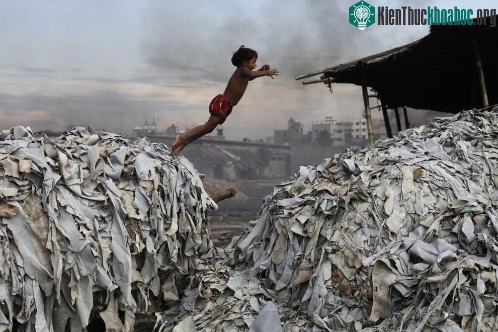 Trẻ em nơi đây phải sống trong môi trường không khí ô nhiễm nặng nề.