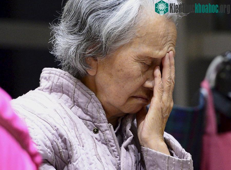 Sự mệt mỏi lộ rõ trên gương mặt bà lão tại trung tâm y tế và phúc lợi xã hội (được sử dụng làm nơi sơ tán sau động đất)