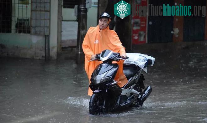 Xe chết máy do nước ngập sâu. (Ảnh: Thế Đại).