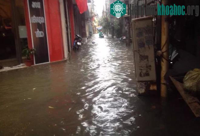 Nhiều nơi ở Hà Nội đã ngập nặng