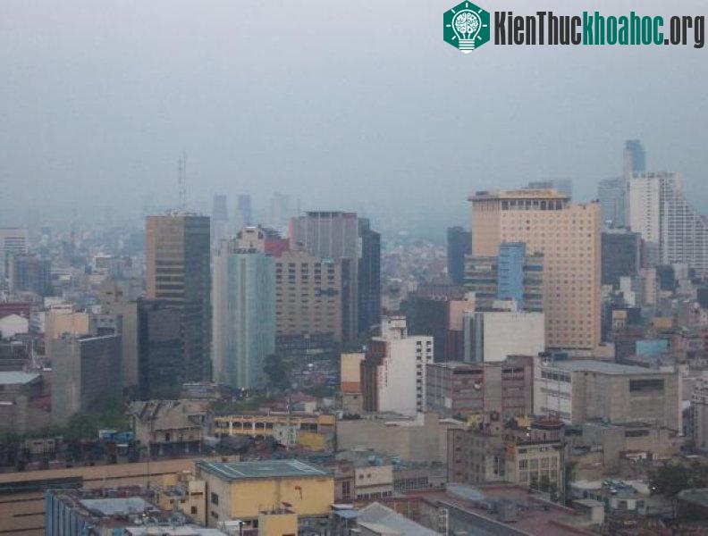Những ngôi nhà cao chọc trời bị bao phủ bởi khói bụi ô nhiễm.
