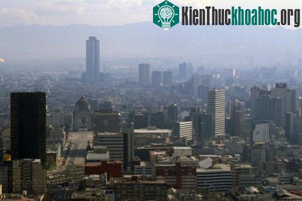 Một góc của thành phố chìm trong khói.