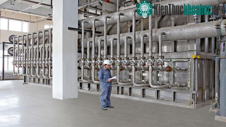 Bên trong một nhà máy đốt rác bằng phương pháp tầng sôi. (Ảnh: Gea.com).