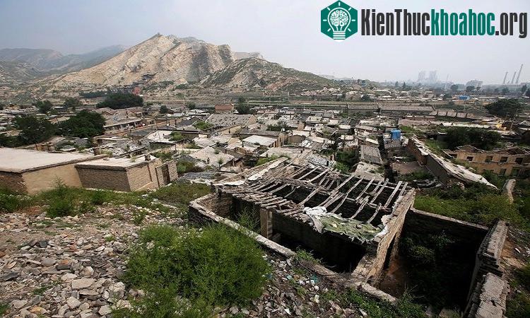 Trong ảnh là những căn nhà bỏ hoang tại khu vực đất sụt lún của thị trấn Koukan, Đại Đồng, tỉnh Sơn Tây