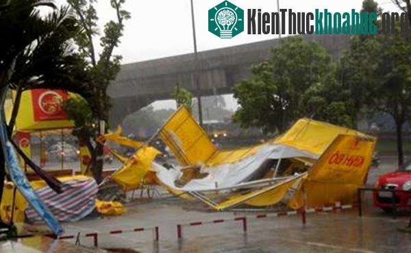 Cửa hàng bánh trung thu trên vỉa hè cạnh chung cư Kim Văn, Kim Lũ, quận Hoàng Mai bị gió quật đổ. (Ảnh: Sơn Dương).