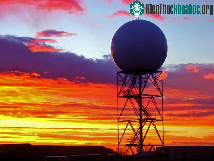 Cái cục tròn tròn này chính là hệ thống Radar đo mây đo gió đấy các anh chị ạ!
