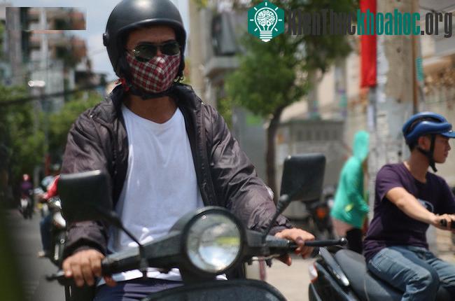 Cánh đàn ông cũng vật vã với nắng nóng nhiều ngày của Sài Gòn.