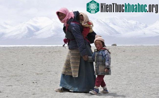 Biến đổi khí hậu và ô nhiễm môi trường là hai trong số những nguyên nhân khiến các sông băng tan. (Ảnh: China Daily).