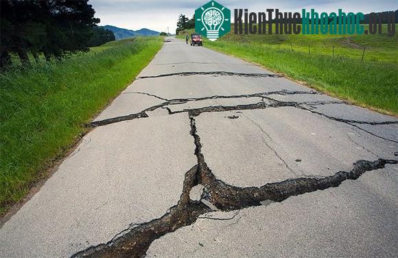 Nhiều con đường gần tâm chấn bị tê liệt, chỉ xe quân sự mới có thể qua được.