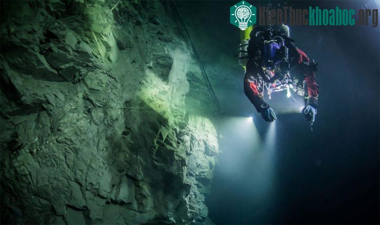 Ông Starnawski cho biết lặn trong hang động Hranice Abyss là thách thức khó khăn.