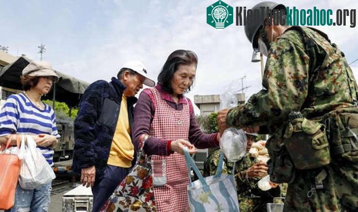 Trận động đất sáng sớm 16/4 mạnh 7,3 độ Ricther làm ít nhất 33 người chết và 1.000 người bị thương, gây thiệt hại nặng nề về đường sá, cầu và nhà.