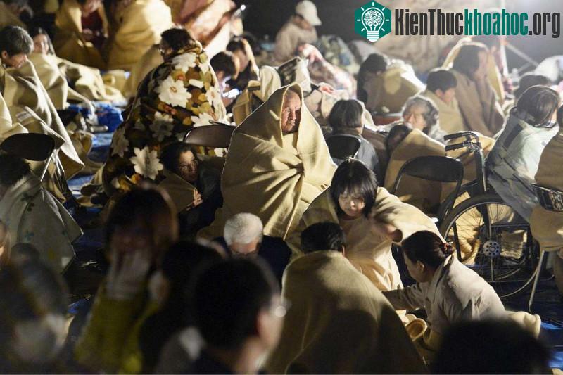 Người dân trú chân bên ngoài một tòa nhà làm việc ở Mashiki, Kumamoto. (Ảnh: Getty Images, Kyodo/Reuters).