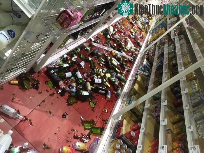 Cả những chai lọ trong siêu thị, cửa hàng tạp hóa.