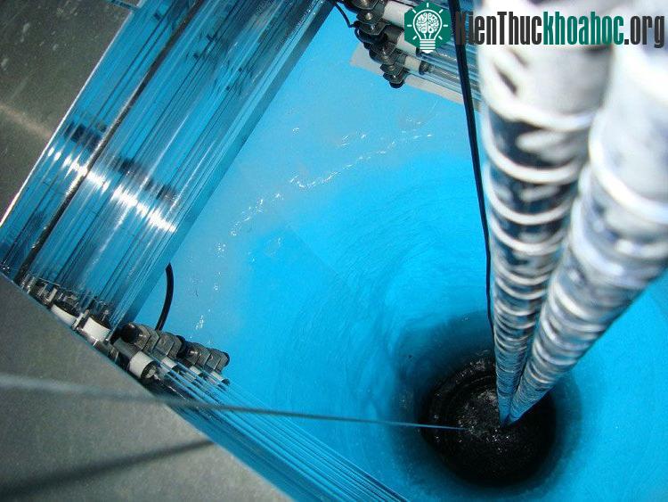 Các nhà khoa học sử dụng công nghệ mũi khoan ngăn cản sự tái đóng băng của nước xuống hồ Vostok. (Hình minh họa: Fox News).